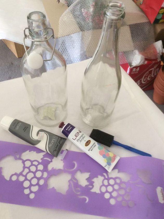 botellas de vino de uva con plantilla