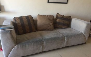 El viejo y asqueroso sofá recibe un cambio de color púrpura real