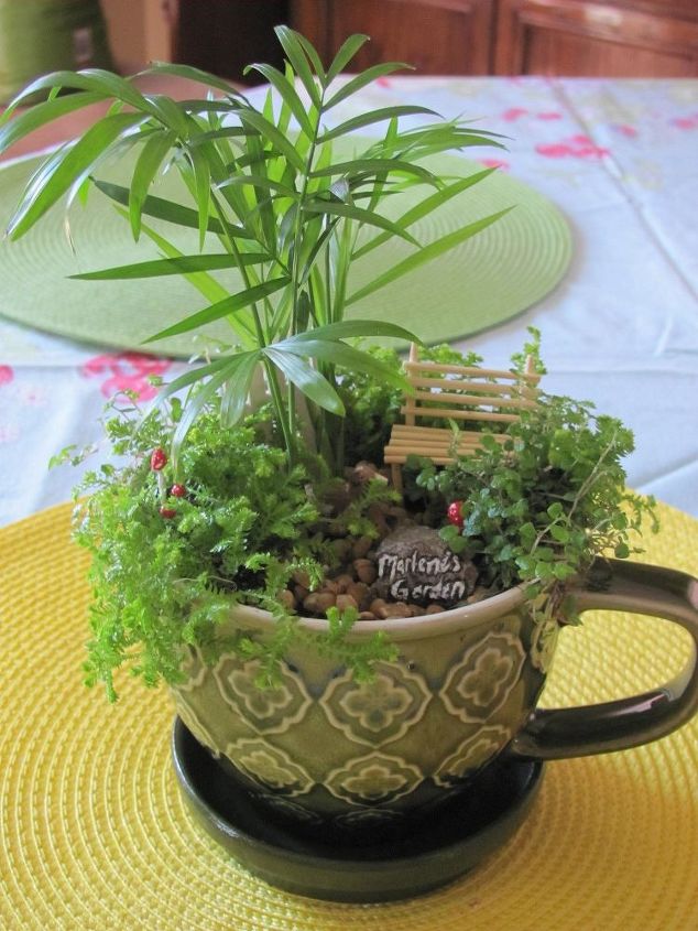 refaa um mini jardim com plantas falsas