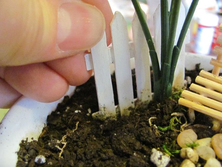 refaa um mini jardim com plantas falsas
