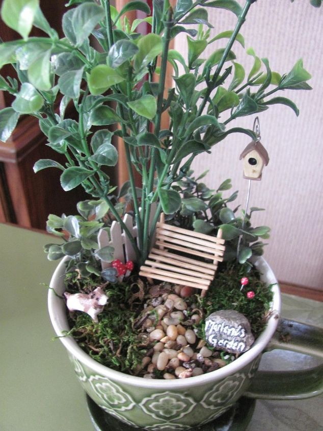 refaa um mini jardim com plantas falsas