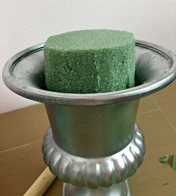 make an easter egg topiary