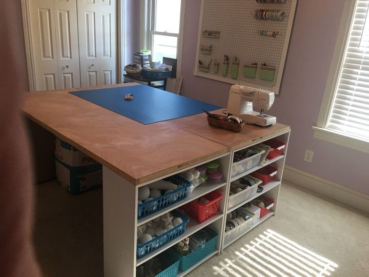 mi nueva sala de artesana escritorio de artesana y tablero para organizar los