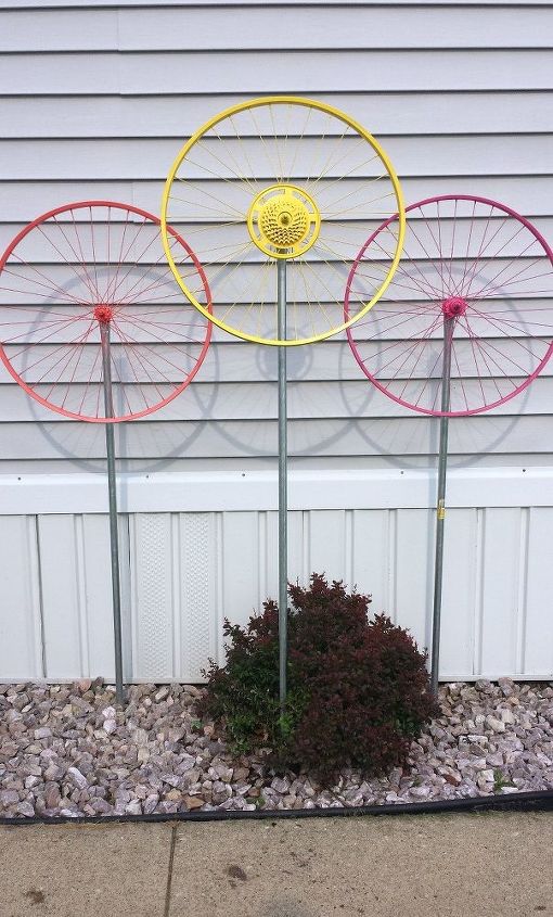 bicycle wheel yard art