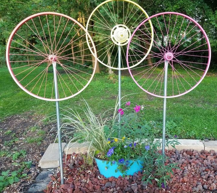 bicycle wheel yard art