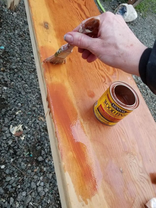 bancos rsticos de madeira sero convidados a ocupar um lugar mesa, Limpe o p de serra com um pano mido e deixe secar