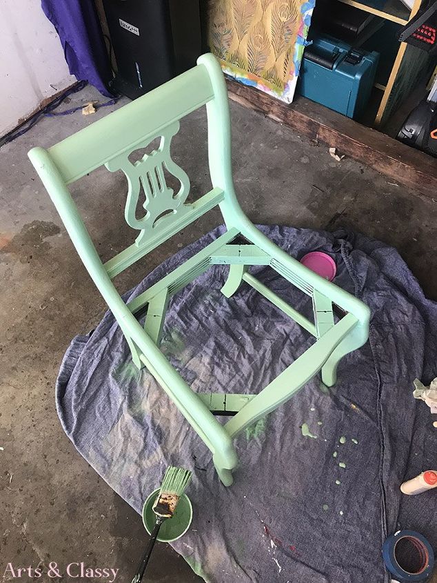 a descoberta da cadeira com encosto de lira recebe uma reforma colorida
