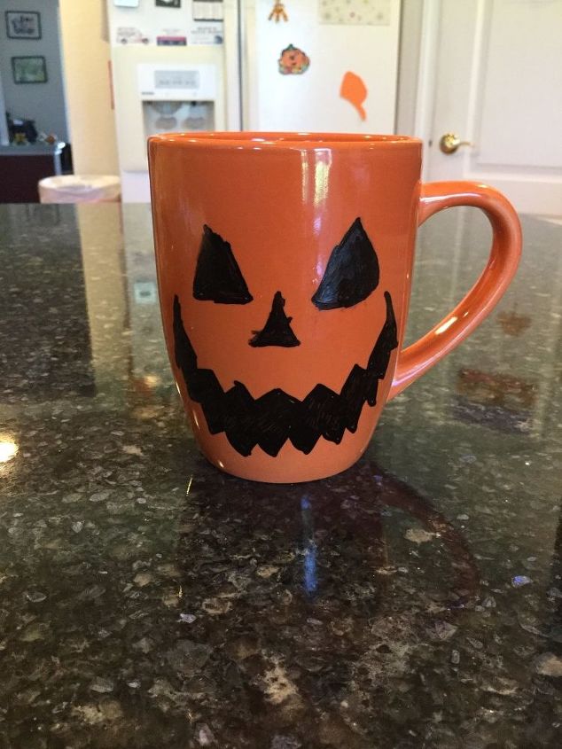 confira essas maneiras maravilhosas de decorar seus copos simples, Canecas f ceis de Halloween