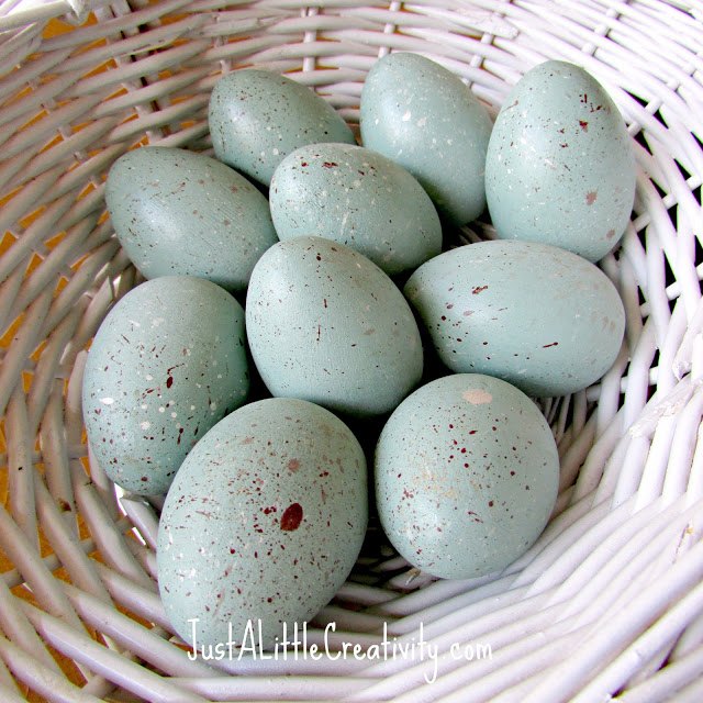 ideas rpidas de huevos de pascua que son demasiado lindos, Huevos de petirrojo moteados en madera