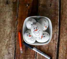 ideas rpidas de huevos de pascua que son demasiado lindos, Manualidad para decorar huevos de Pascua de Olaf FROZEN