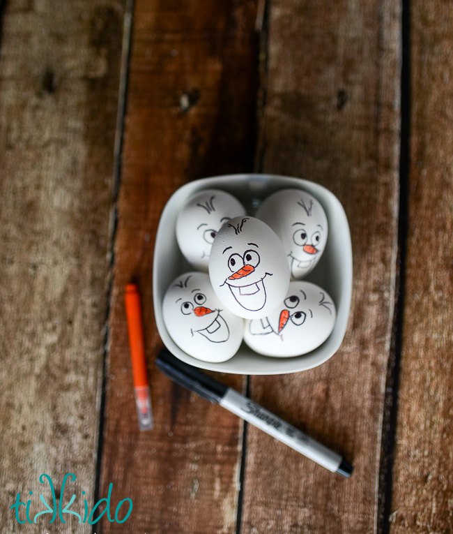 ideas rpidas de huevos de pascua que son demasiado lindos, Manualidad para decorar huevos de Pascua de Olaf FROZEN