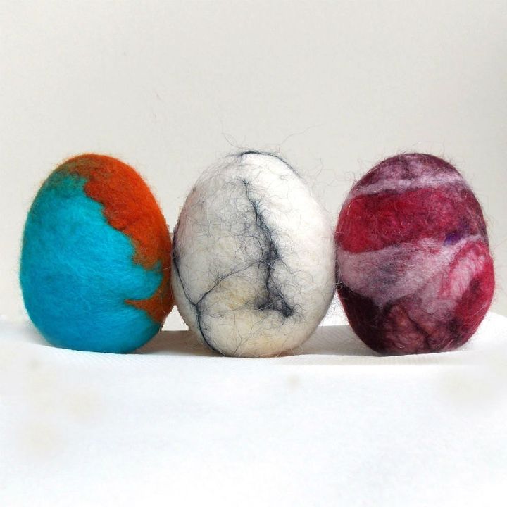ideas rpidas de huevos de pascua que son demasiado lindos, C mo hacer huevos de Pascua de fieltro h medo con lana