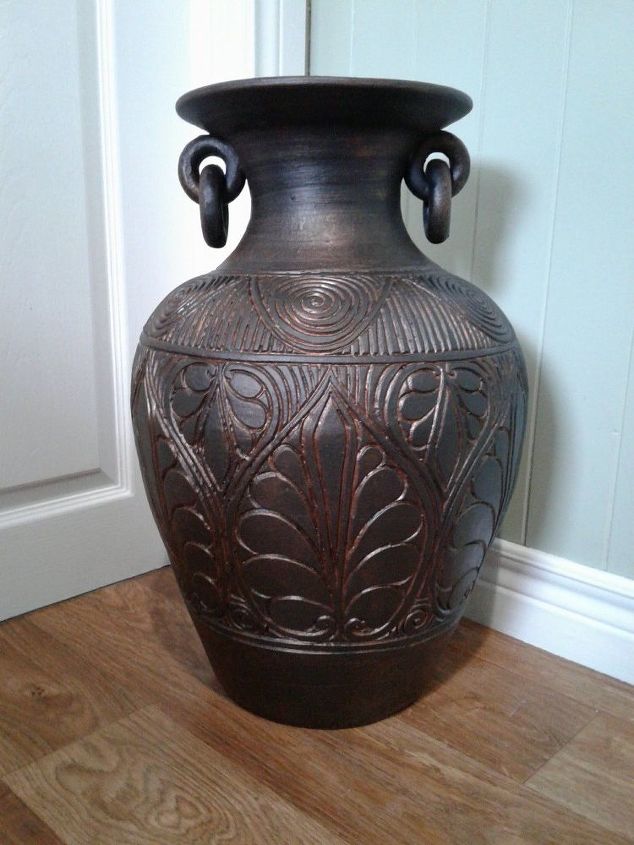 cambio de imagen de un jarrn de bronce frotado con aceite