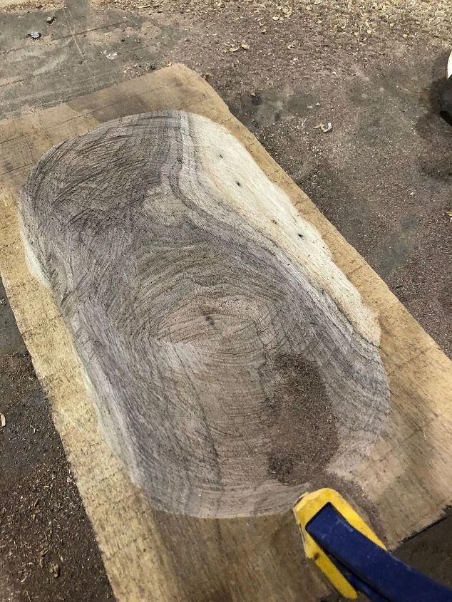 faa uma tigela de madeira de um tronco