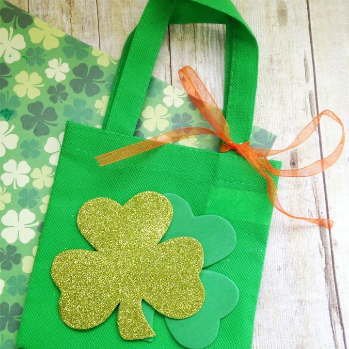 s 15 awesome projects to get you ready for st patrick s day, Easy And Inexpensive Treat Bag