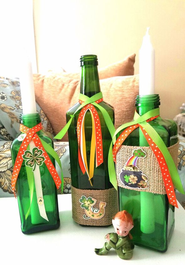 15 impresionantes proyectos para prepararte para el da de san patricio, Decoraci n del D a de San Patricio con botellas recicladas