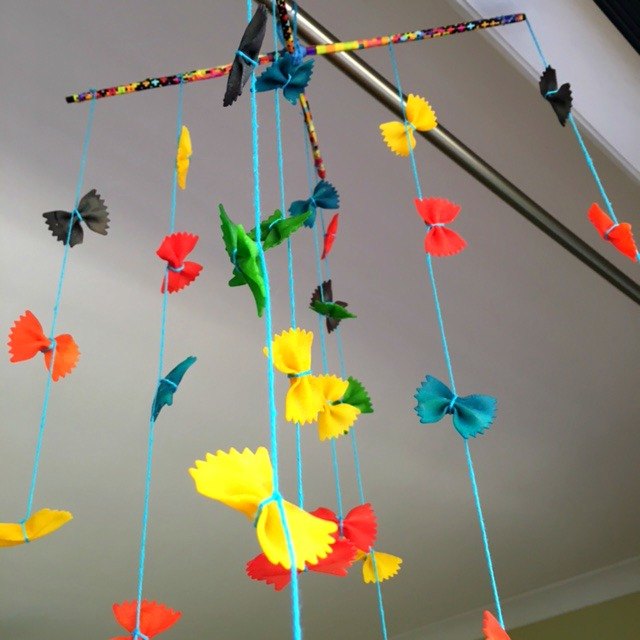 15 proyectos de bricolaje fciles y coloridos para tu casa, DIY M vil de pasta arco iris