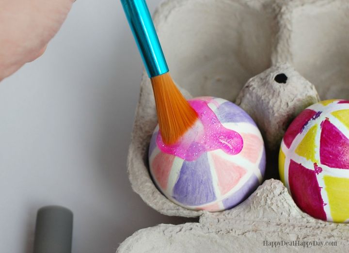 ideia para decorar ovos de pscoa com canetinhas e elsticos