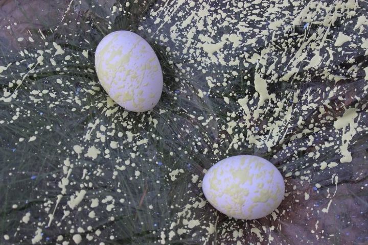 huevos de pascua salpicados de pintura de colores