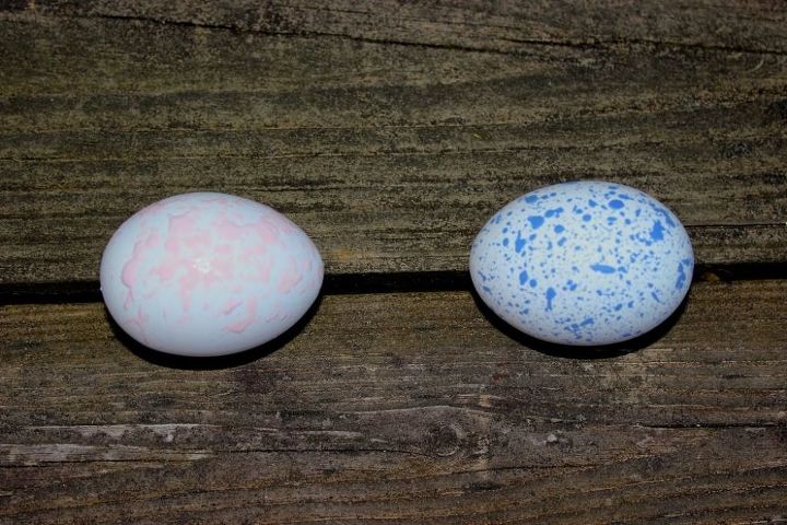 ovos de pscoa salpicados com tinta colorida