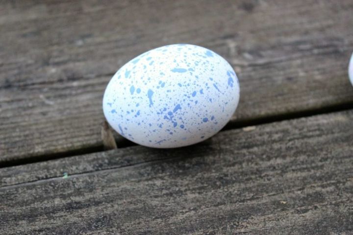 ovos de pscoa salpicados com tinta colorida