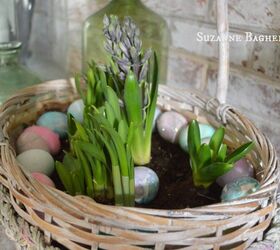 las formas ms lindas de decorar el porche para la pascua, Jard n de bulbos con cesta de primavera