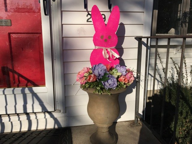 9 cute ways to decorate your front porch for easter, 6 Giant peeps topiary