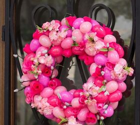 las formas ms lindas de decorar el porche para la pascua, Guirnalda floral de huevos de Pascua