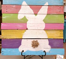 las formas ms lindas de decorar el porche para la pascua, Conejito de Pascua Signo de madera recuperada