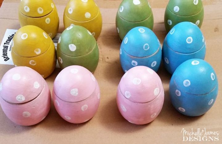 huevos de pascua de madera pintados