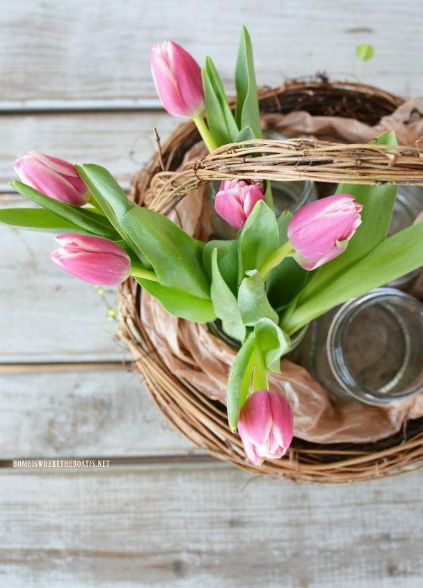 crea una cesta con flores para la primavera o la pascua