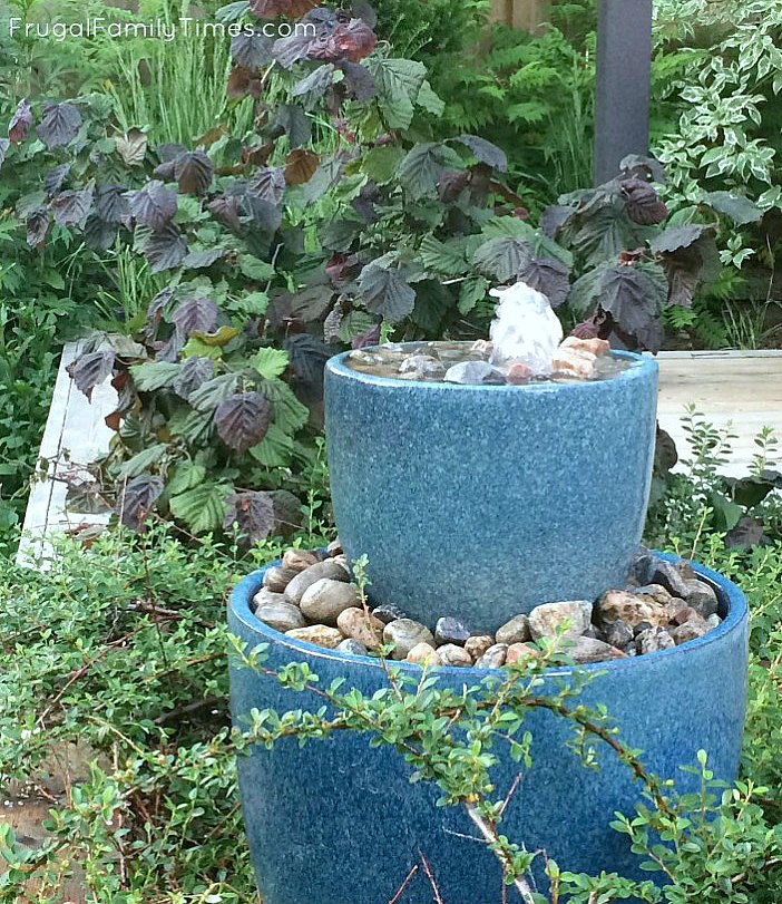 31 creative garden features perfect for summer, Create a fountain using pots