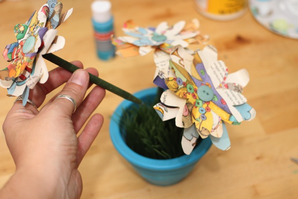 confira essas 15 lindas ideias de flores para a primavera, Lindo vaso de caneta de flores de primavera