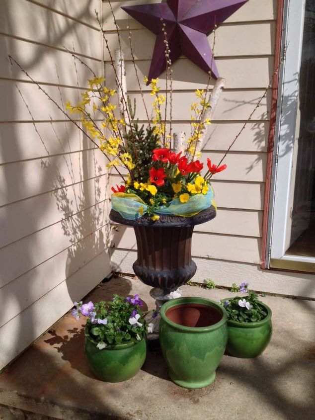 confira essas 15 lindas ideias de flores para a primavera, De recipiente de inverno para recipiente de primavera