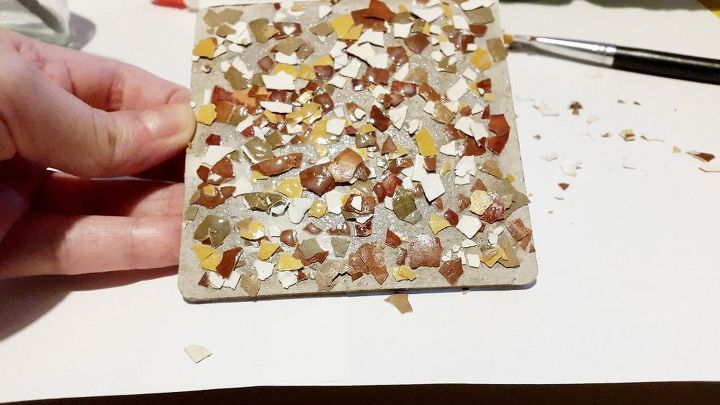 idea de manualidades con cscaras de huevo agrietadas un posavasos de mosaico