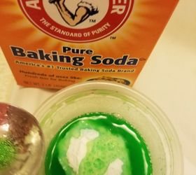 The brilliant reason a mom pours baking soda and Kool-Aid all over her bathroom