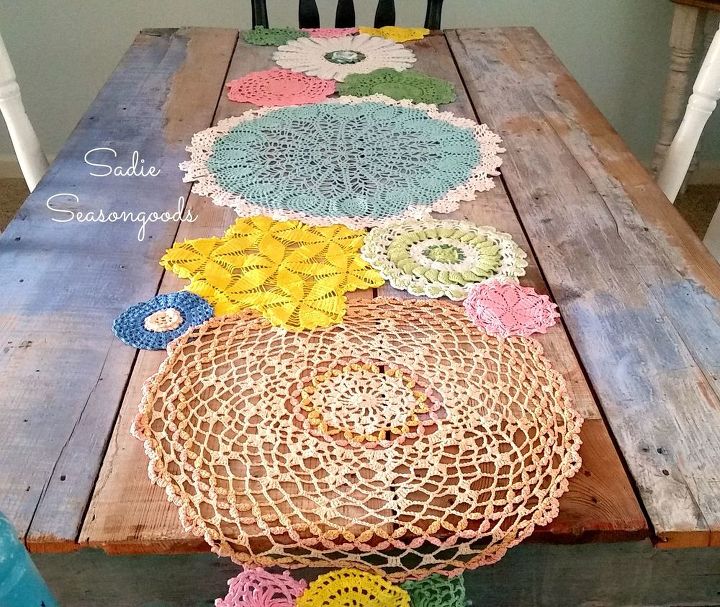 25 ideas de decoracin que darn un toque primaveral a tu hogar, Camino de mesa de blondas de primavera