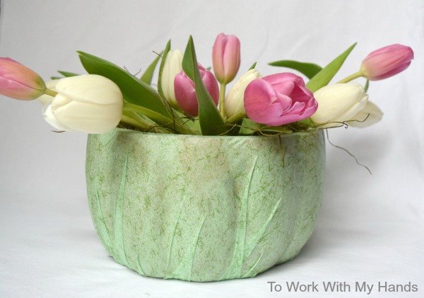 25 ideas de decoracin que darn un toque primaveral a tu hogar, Florero de tela de primavera