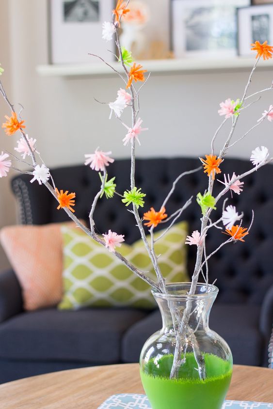 25 ideas de decoracin que darn un toque primaveral a tu hogar, Ramas con flores de primavera Hechas por centavos