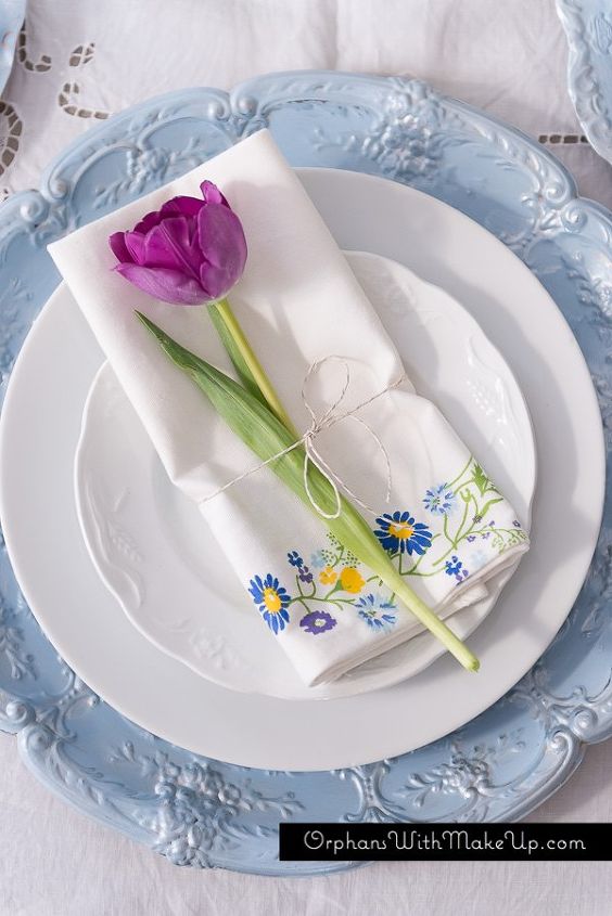 25 ideas de decoracin que darn un toque primaveral a tu hogar, Cargadores de platos DIY