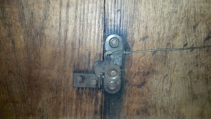 q anybody know how to tell the age and maker of a table