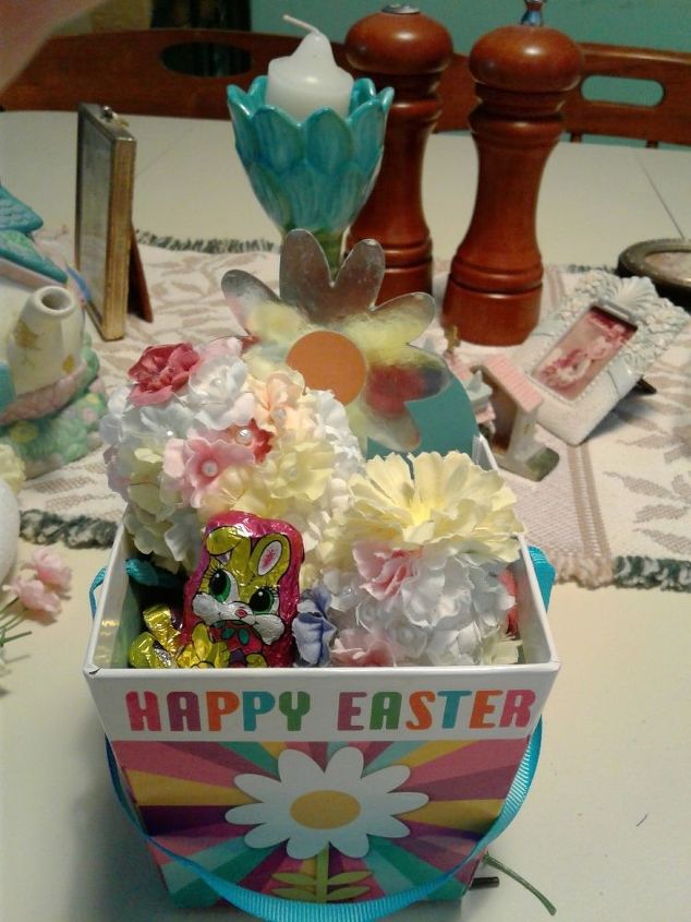 huevos de pascua con flores en cestas