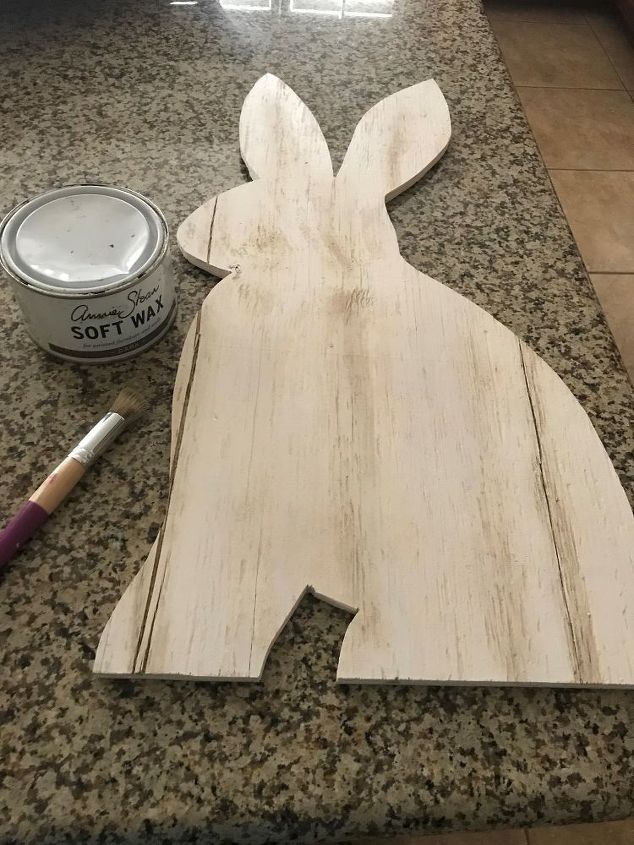 estatua de conejo de madera con tratamiento trmico