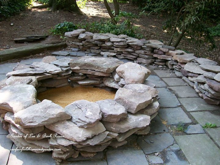 15 fabulosos pozos de fuego para su patio trasero, Apilado con piedras