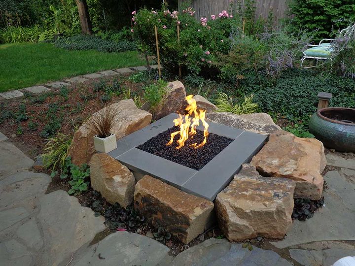 15 fabulosos pozos de fuego para su patio trasero, Moderno con piedras grandes