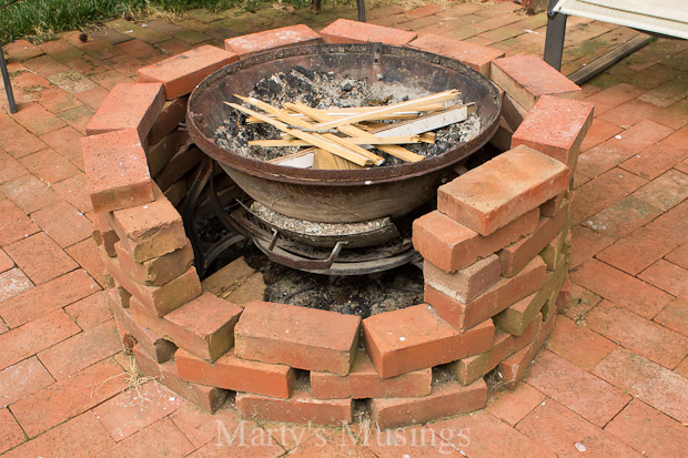15 fogueiras fabulosas para o seu quintal, Confira esta fogueira feita com tijolos gr tis e uma lareira antiga