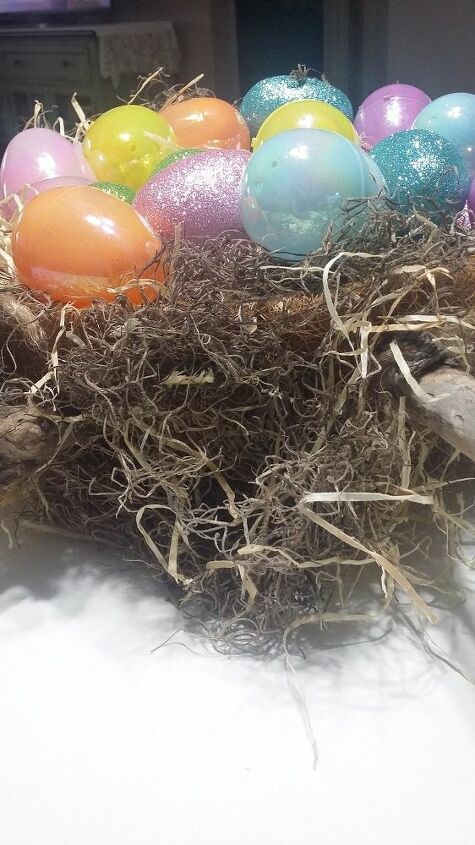 nido de huevos de pascua de madera a la deriva