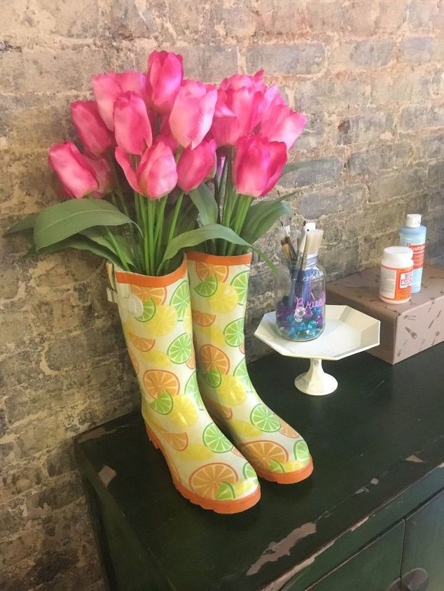 18 adorables ideas de jardines en contenedores para copiar esta primavera, Jardinera con botas de lluvia viejas convertidas en jardinera
