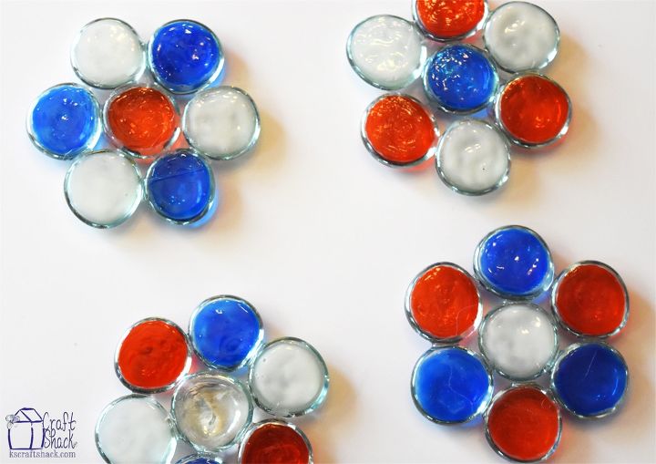 15 cosas increbles que puedes hacer con gemas de la tienda del dlar, Convi rtelos en bonitos posavasos