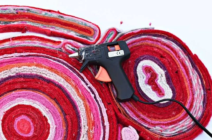 preciosa alfombra de colores con jersis viejos